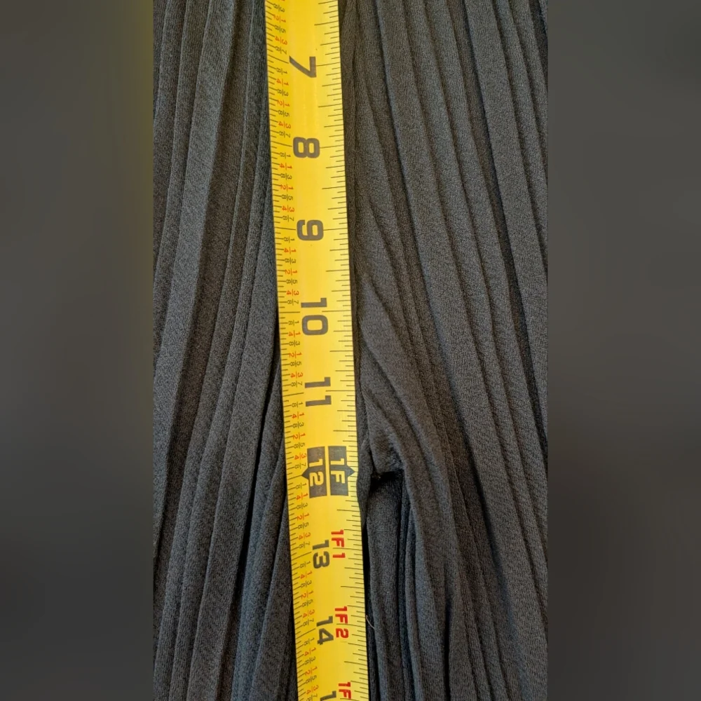 Black Wide-Leg Pleated Pants - Picture 5 of 10